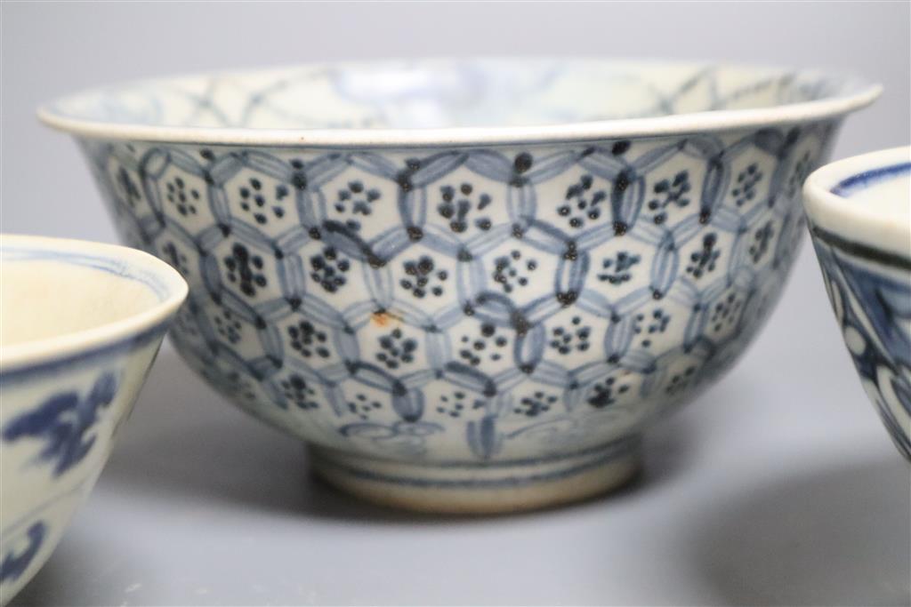 Three Chinese provincial Ming porcelain bowls, largest diameter 6cm